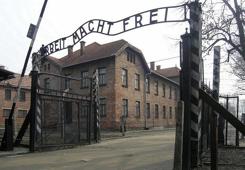 Eingangstor des KZ Auschwitz I (Stammlager) mit der Aufschrift "Arbeit macht frei" (2007) Foto: Von Dnalor 01 - Eigenes Werk, CC BY-SA 3.0 at,